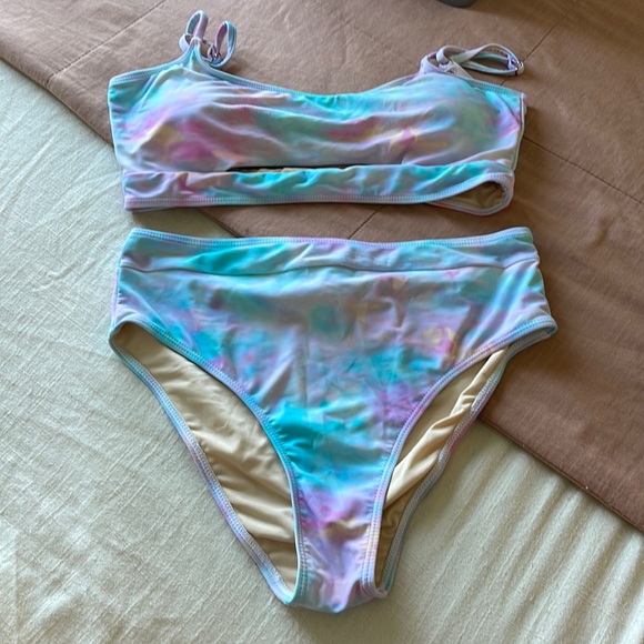 Bikini - Picture 1 of 4